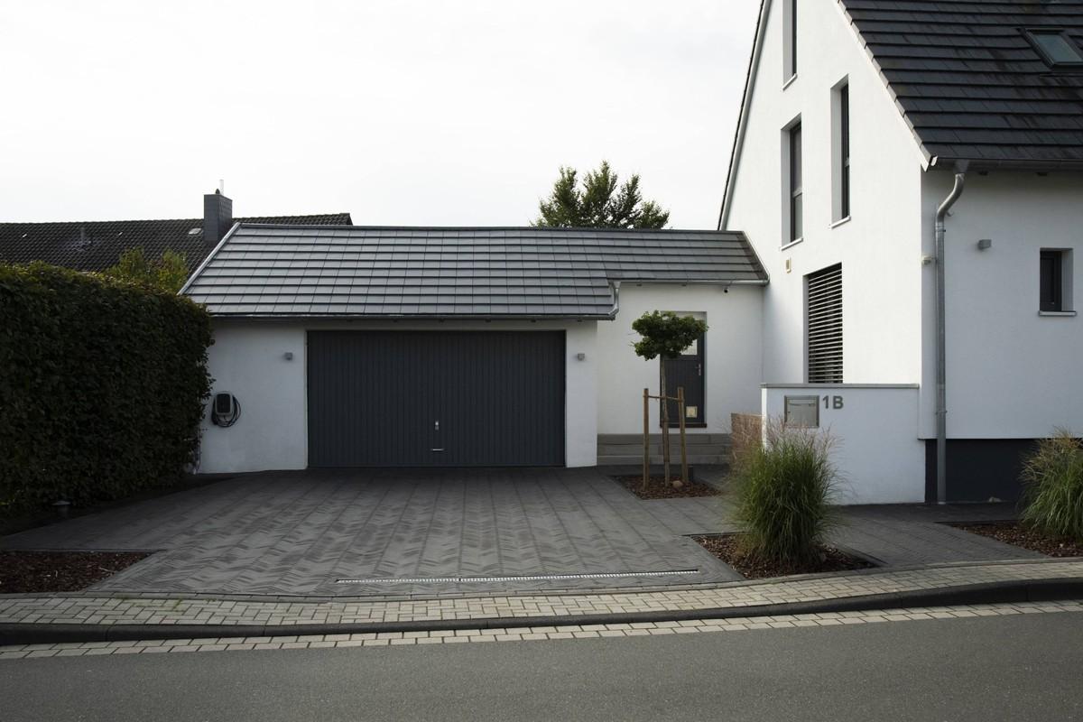Eine stilvoll gepflasterte, private Garagenzufahrt in Gerstenbüttel. | Foto: Vandersanden