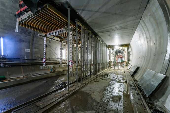 Die Schalwagen sind so konstruiert, dass Baustellenfahrzeuge unter ihnen hindurchfahren können. | Foto: Noe