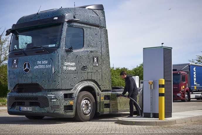 Künftig soll der eActros 600 per Megawattladen seine Energie bekommen. Erste Versuche mit 1.000 kW Ladeleistung hat Mercedes bereits erfolgreich in Wörth durchgeführt. | Foto: Daimler Truck AG