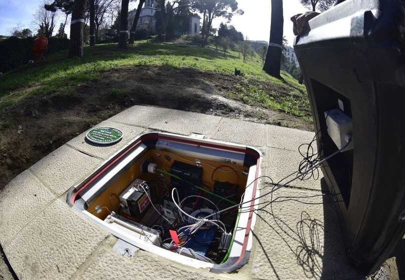 Bei der hochfrequenzgeeigneten Schachtabdeckung „FL60RF“ verfügt der Deckel über einen bereits vorgefertigten Raum für den Einsatz einer zusätzlichen Sendeantenne. | Foto: Fibrelite Bei der hochfrequenzgeeigneten Schachtabdeckung „FL60RF“ verfügt der Deckel über einen bereits vorgefertigten Raum für den Einsatz einer zusätzlichen Sendeantenne. | Foto: Fibrelite