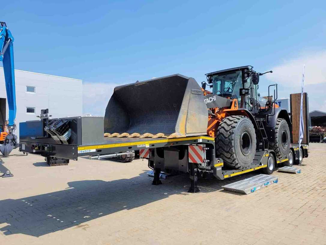 Goldhofer Tieflader für Baumaschinen-Transport TiefbauLive Demonstrationsmesse Karlsruhe