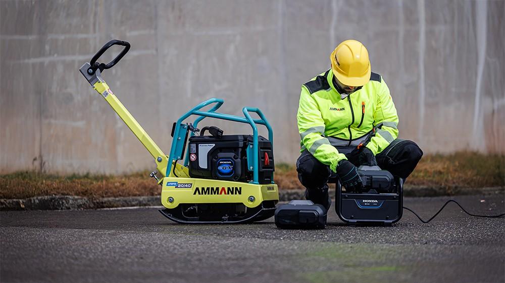 Viel Leistung in einer leichten, schmalen Maschine: die reversierbare Rüttelplatte eAPR 20/40, der Honda-Akku lässt sich bequem wechseln. | Foto: B_I MEDIEN
