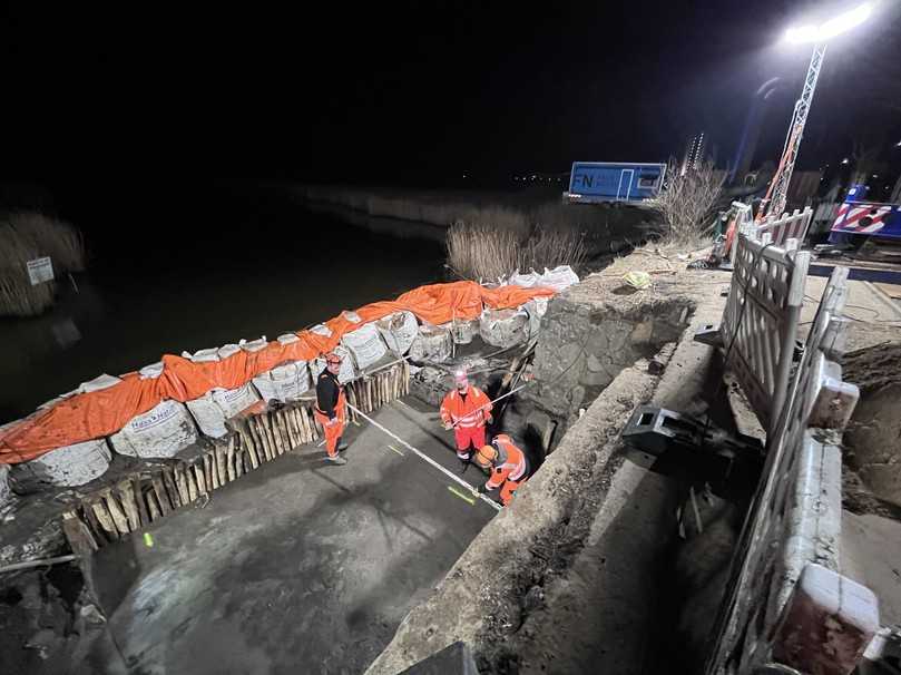 Die Baugrube wurde auf der Einlaufseite mit einem Damm aus Bigpacks abgeschottet. | Foto: Rohrsanierung Jensen 