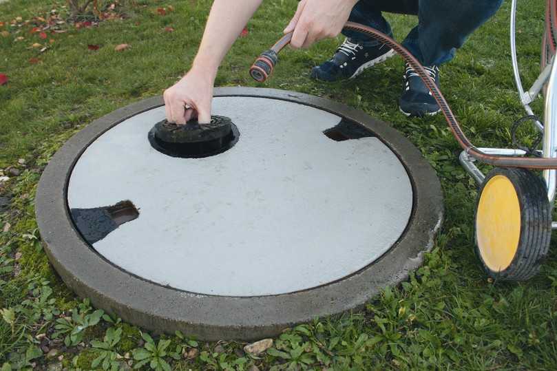 Regenwassernutzung im Garten mit unterirdisch eingebautem Betonspeicher. Zulauf und Filter, Speicherüberlauf sowie
Pumpentechnik werden vom Hersteller bei diesem Typ bereits integriert. Die Entnahme liegt leicht zugänglich unter dem Einsatzdeckel. | Foto: Mall