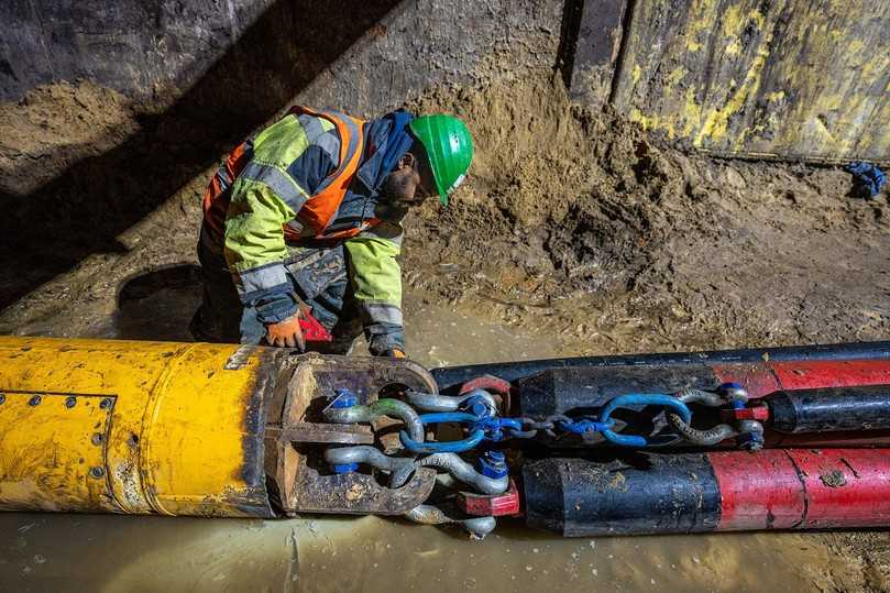 Nachdem die Bohrung mit dem E-Power-Pipe-Verfahren über 2.000 Meter erfolgreich abgeschlossen war, konnten die Kabelschutzrohre angeschlossen werden. | Foto: TenneT/Chris Pennarts