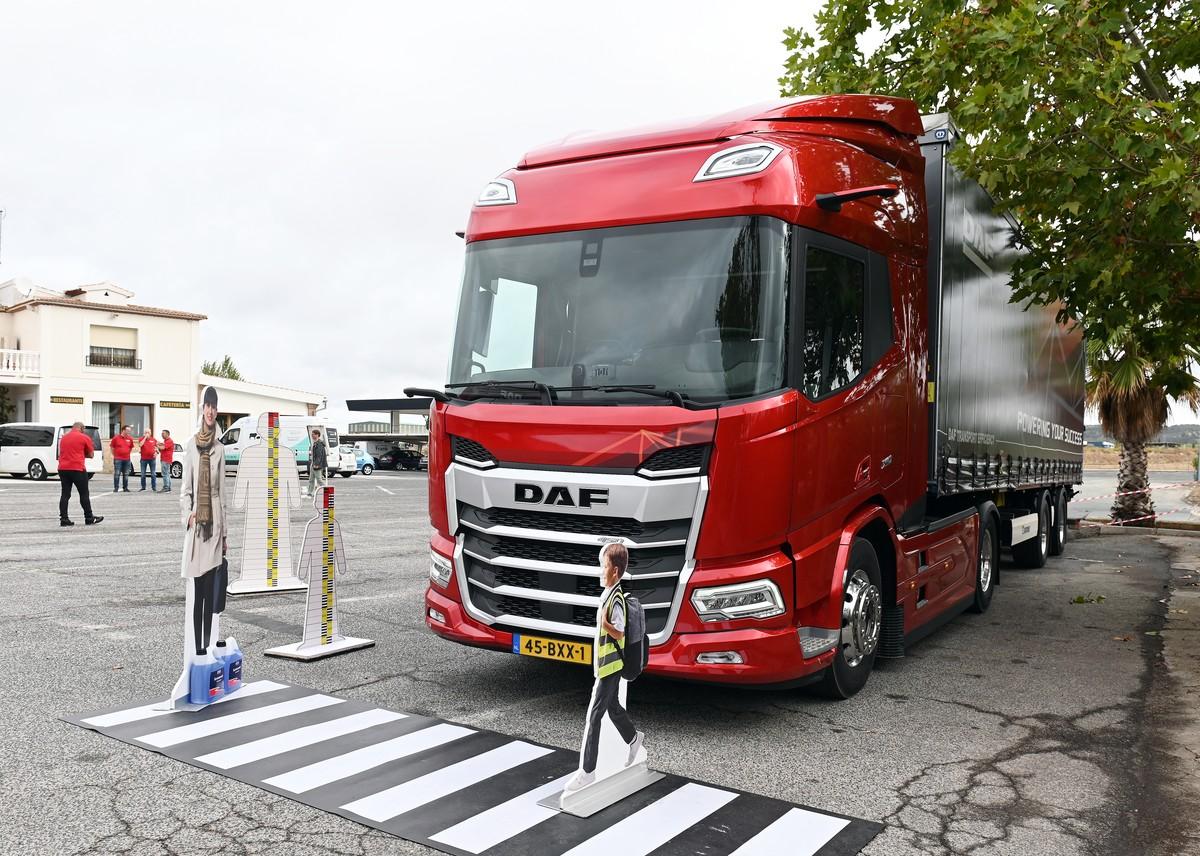 Dank Bordsteinfenster, großer Windschutzscheibe und DAF Corner View bleibt dem Fahrer im Umfeld nichts verborgen. | Foto: QUATEX