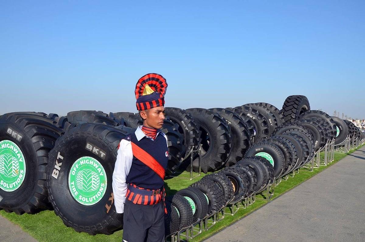 Stolzer Bewacher des aufgereiten BKT-Reifenportfolios. In der neuen Fabrik in Bhuj stellt BKT alle Reifentypen her.