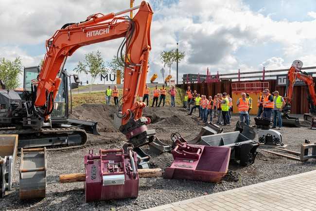 Auf der Demobaustelle Kanalbau erlebt das Team von Richard Schulz Tiefbau, wie sie ihren eigenen Prozess noch weiter optimieren können. | Foto: Coreum