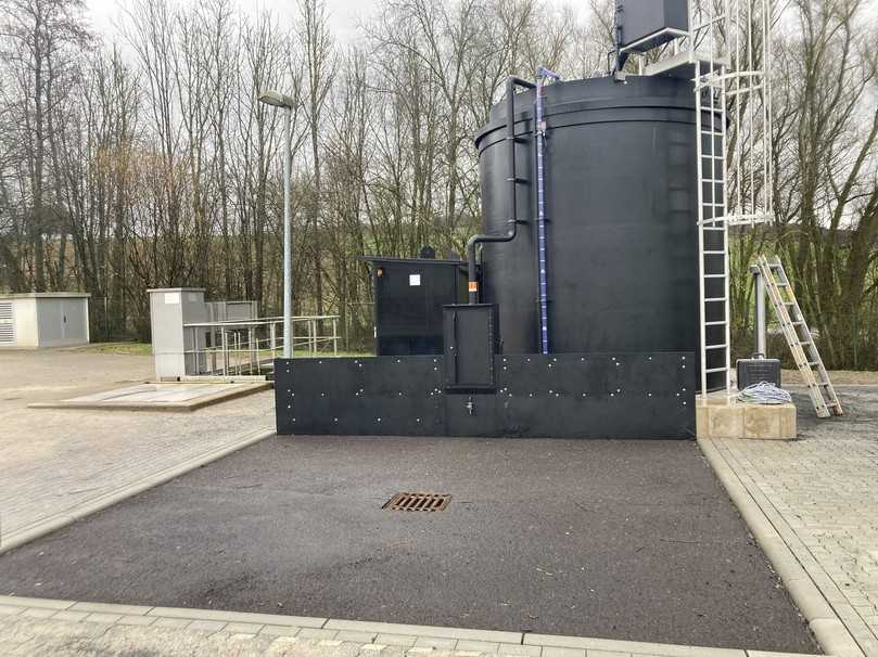 Klärwerk Trierweiler: der Fällmitteltank, davor die Stellfläche fürs Tankfahrzeug und erdeingebaut daneben NeutraSab. | Foto: Mall