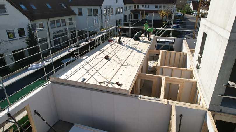 Im Vergleich zu einer einschaligen Massivholzdecke kann mit der „CLT Box – Decke  FS“ der Materialeinsatz um bis zu 40 % reduziert werden – bei gleicher statischer Leistungsfähigkeit. | Foto: best wood Schneider GmbH