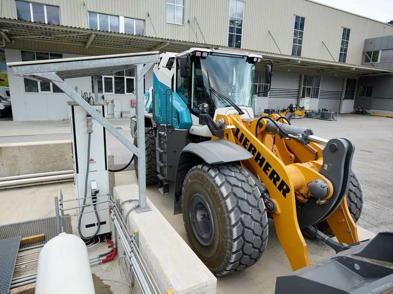 Die Betankung des H2-Radladers L 566 erfolgt an der eigenen Wasserstoff-Tankstelle auf dem Liebherr-Werksgelände. | Foto: Liebherr