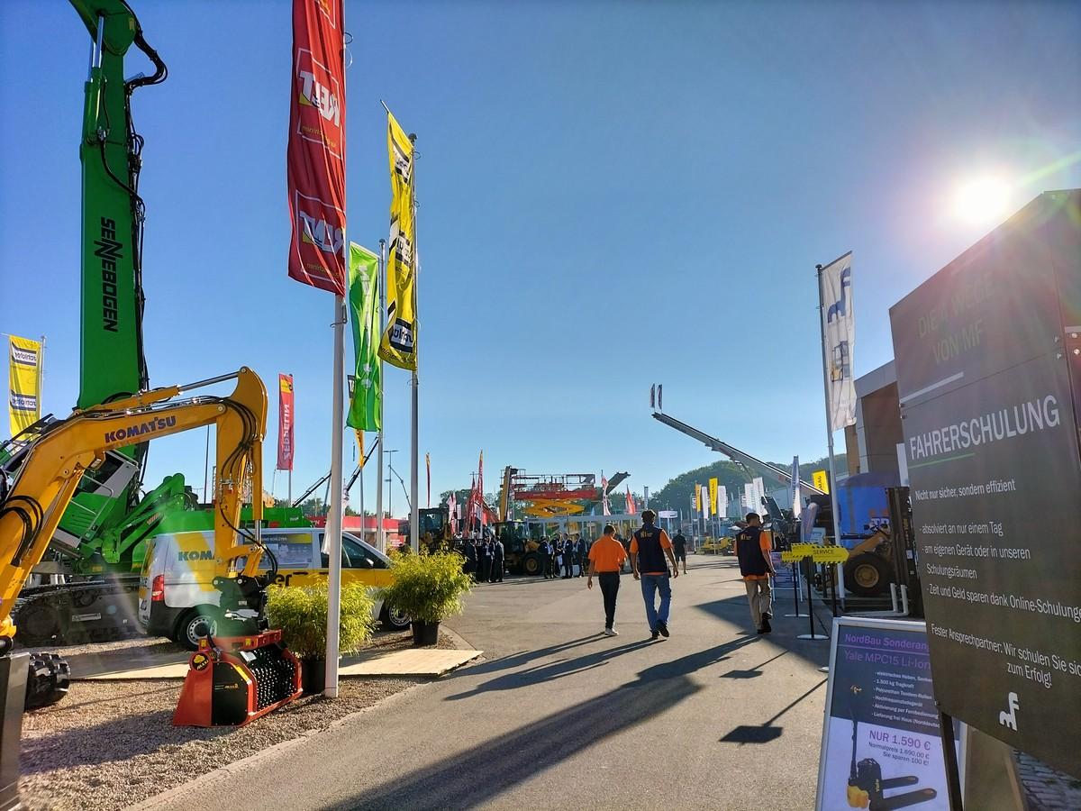 An den fünf sehr sonnigen Messetagen kamen insgesamt 42.600 Besucher zur Nordbau 2023 - etwa 20.000 weniger als in Vor-Corona-Zeiten. | Foto: B_I/M. Stärck