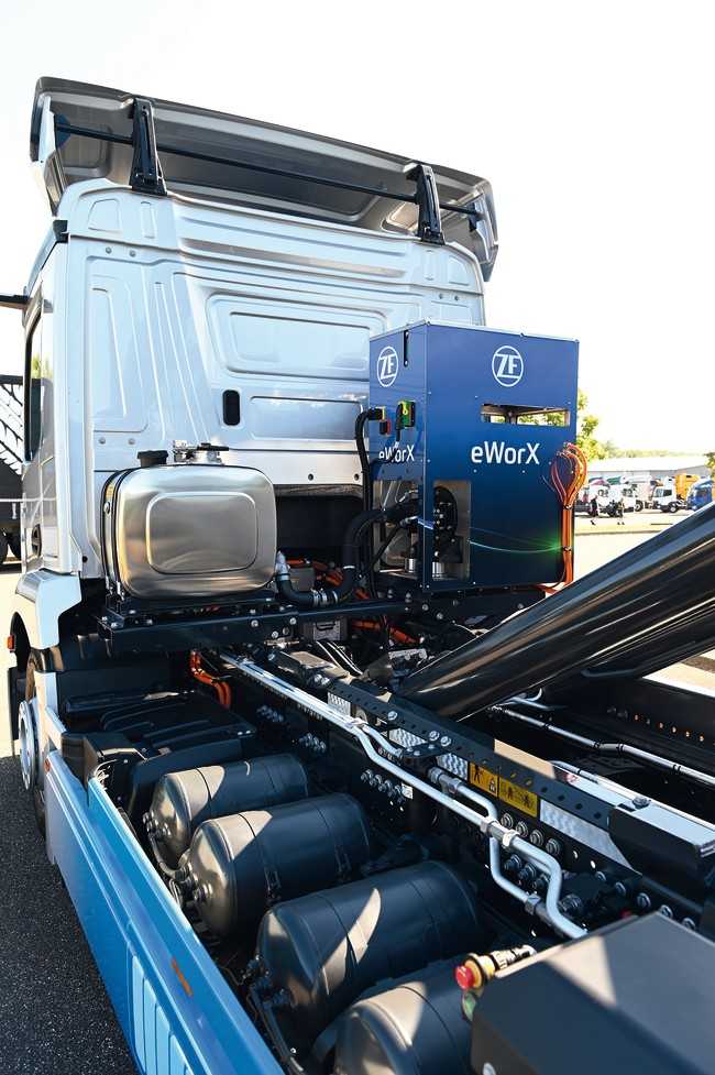 Im blauen Kasten stecken Elektromotor, Wechselrichter, Steuergerät und Kühlsystem für den E-Antrieb der Aufbauten. | Foto: Mercedes-Benz Trucks, Meiller, Quatex