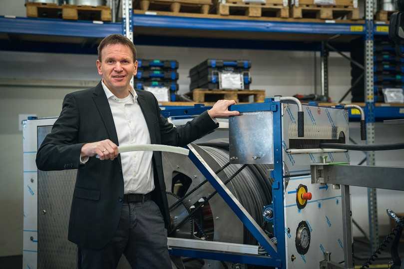 Frank Mersmann: „Unsere UV-Anlagen und der Alphaliner sind ein optimal aufeinander abgestimmtes Team: Damit werden unsere Liner mit bis zu 30 mm Wandstärke sehr wirtschaftlich und sicher ausgehärtet.“ | Foto: Relineeurope