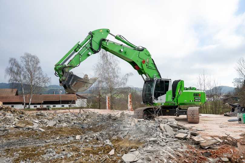 Die Ausstattung mit Erdbauausrüstung und Tieflöffel qualifizieren den Sennebogen 830 E Demolition Vario Tool auch für Abbrucharbeiten in der Tiefe und die Baustellennachbearbeitung. | Foto: Sennebogen