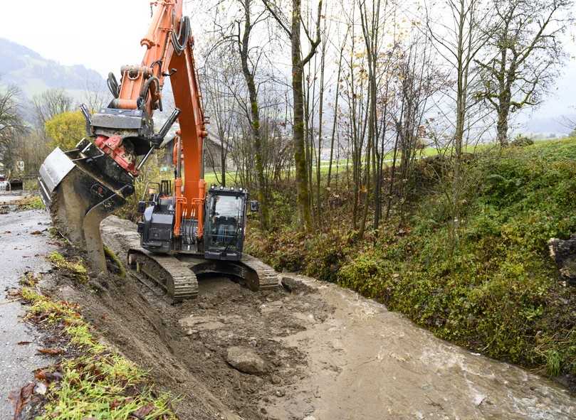 Dank des Tiltrotators von Rototilt kann das Anbaugerät um 360 Grad gedreht und um zwei mal 40 Grad geschwenkt werden. Somit muss die Position des Baggers, wie hier bei Böschungsarbeiten an einem Bachbett in St. Johann im Pongau, nicht ständig geändert werden. | Foto: Rototilt