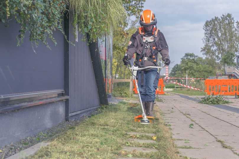 Die Grünflächen rund um das Gebäude sowie die Wiese auf dem Dach k�ürzt der Profi mit der Akku-Kreiselschere RGA 140 ein. | Foto: Stihl