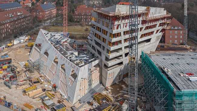 Das Zentralgebäude der Leuphana-Universität: Der Bau würde heute 138 Millionen Euro kosten statt 109 Millionen Euro vor fünf Jahren. | Foto: Peri