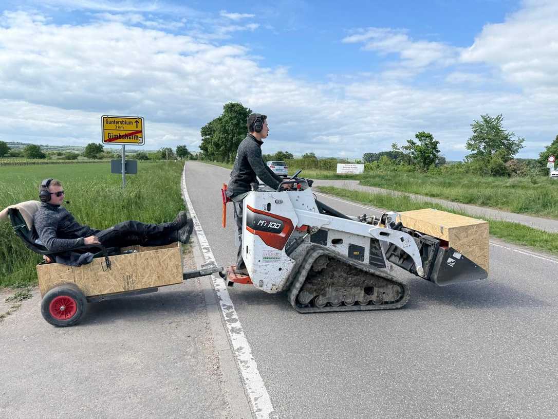 Mit Bobcat-Raupenlader 400 km zur Messe: 74-Stunden-Trip Mit Bobcat-Raupenlader 400 km zur Messe: 74-Stunden-Trip