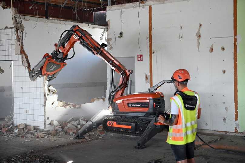 Mit einem Husqvarna Abrissroboter DXR 305 gelingt der Rückbau im Gebäude per Funkfernsteuerung schnell und gefahrlos. | Foto: QUATEX Mit einem Husqvarna Abrissroboter DXR 305 gelingt der Rückbau im Gebäude per Funkfernsteuerung schnell und gefahrlos. | Foto: QUATEX