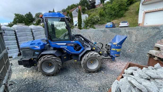 Mit dem Anbau-Kegelbrecher lassen sich alte Pflastersteine und Betonbruch zu neuem Untergrund umgestalten. | Foto: Multione