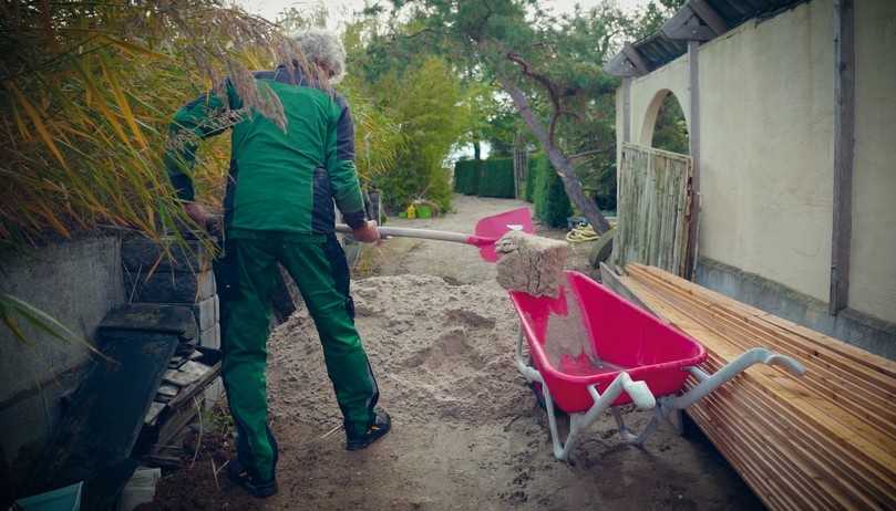 Auf unebenen Untergründen müssen Sicherheitsschuhe einen zuverlässigen Halt bieten, um das Risiko zu minimieren, bei der Arbeit nicht auszurutschen oder gar umzuknicken. | Foto: Foto: Elten