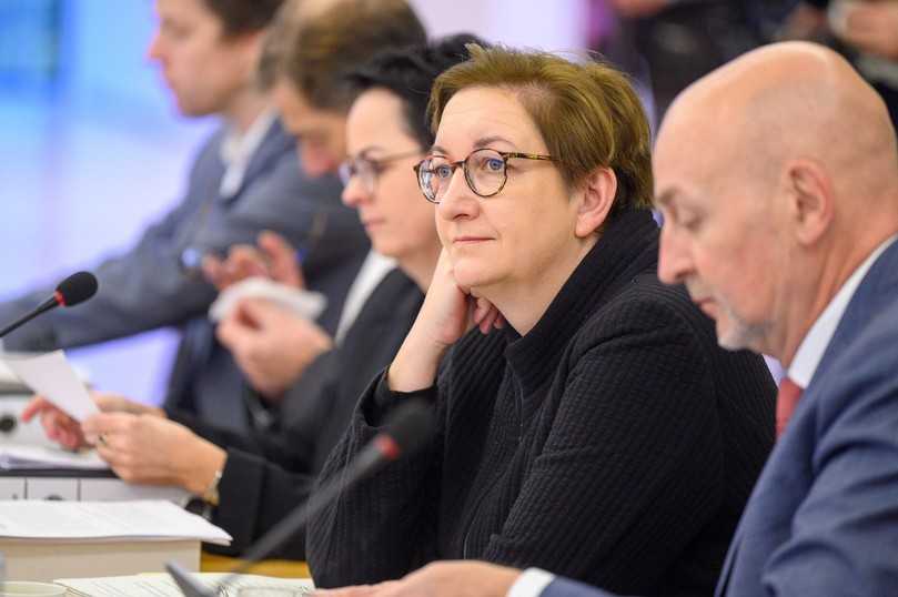 Braucht die Länder, um Bauvorschriften vereinfachen zu können: Bundesbauministerin Klara Geywitz und ihr Staatssekretär Rolf Bösinger auf der Bauministerkonferenz. | Foto: Martin Stollberg