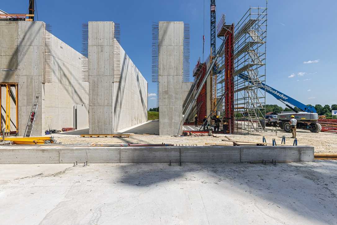 Bauprojekt: Robuste Schalung für 10 Meter hohe Raiffeisen-Silos