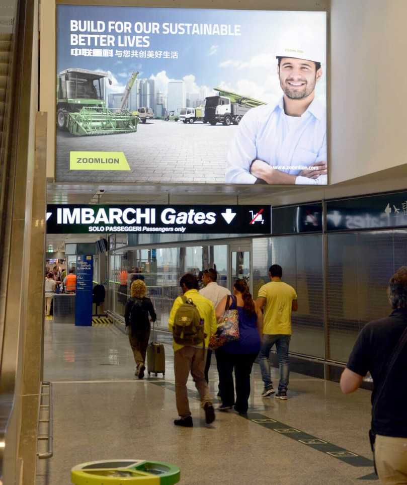 Zoomlion wirbt offensiv an öffentlichen Flächen wie hier am Flughafen Mailand. Das neue Design der Firma soll jenseits des optischen wirken.