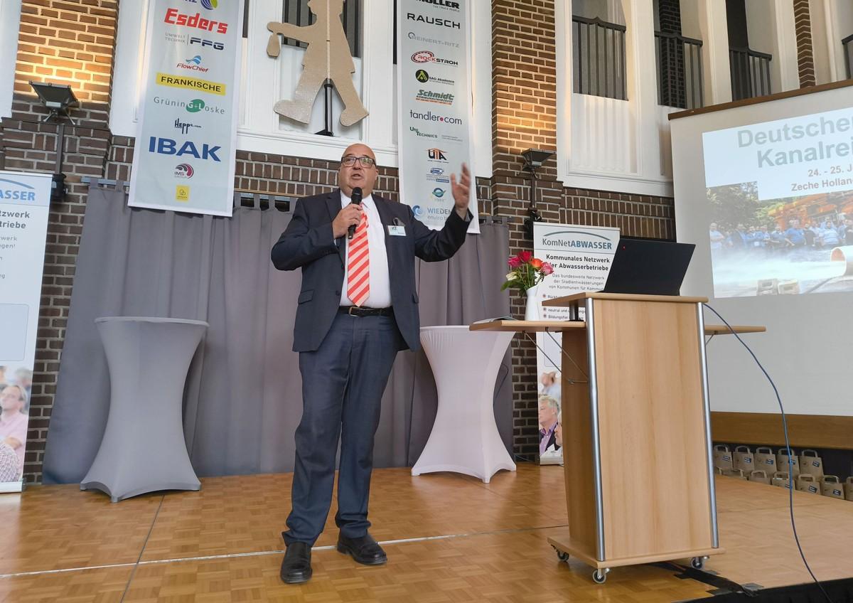 Miteinander reden und voneinander lernen – das gehe, so IKT-Geschäftsführer Roland W. Waniek bei Veranstaltungen wie dem Tag der Kanalreinigung, aber auch im kommunalen Netzwerk KomNetAbwasser. | Foto: B_I/Valdix Miteinander reden und voneinander lernen – das gehe, so IKT-Geschäftsführer Roland W. Waniek bei Veranstaltungen wie dem Tag der Kanalreinigung, aber auch im kommunalen Netzwerk KomNetAbwasser. | Foto: B_I/Valdix