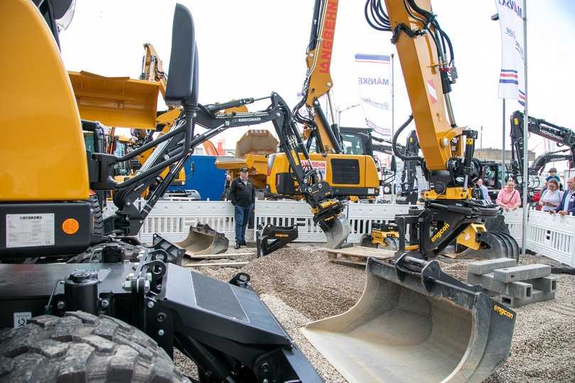 Auf dem Messegelände werden Baumaschinen und Baugeräte für den Hoch- und Tiefbau sowie Nutzfahrzeuge zu sehen sein. Der Anteil an Fahrzeugen mit Akku- und Elektrobetrieb steigt stetig, ebenso nimmt die Digitalisierung von Baustellen zu. | Foto: Holstenhallen Neumünster – NordBau – SixConcept