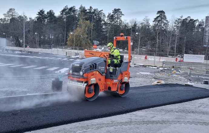 Die lokal emissionsfreien Tandemwalzen der Serie HD CompactLine liefern auch bei niedrigen Temperaturen wie hier in Schweden eine hohe Verdichtungsleistung. | Foto: Wirtgen Group