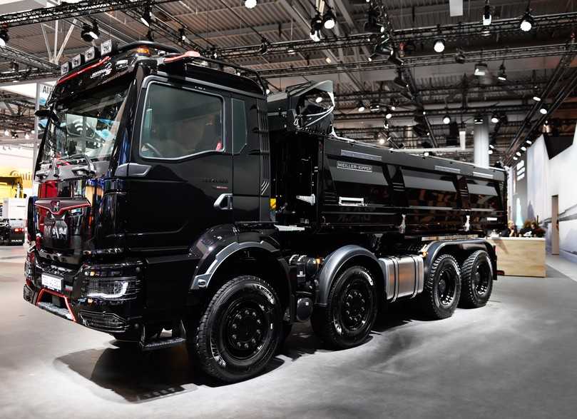 Eyecatcher auf der IAA: MAN TGS 41.520-Vierachs-Kipper in Individual Lion S-Luxus-Ausführung. | Foto: Quatex