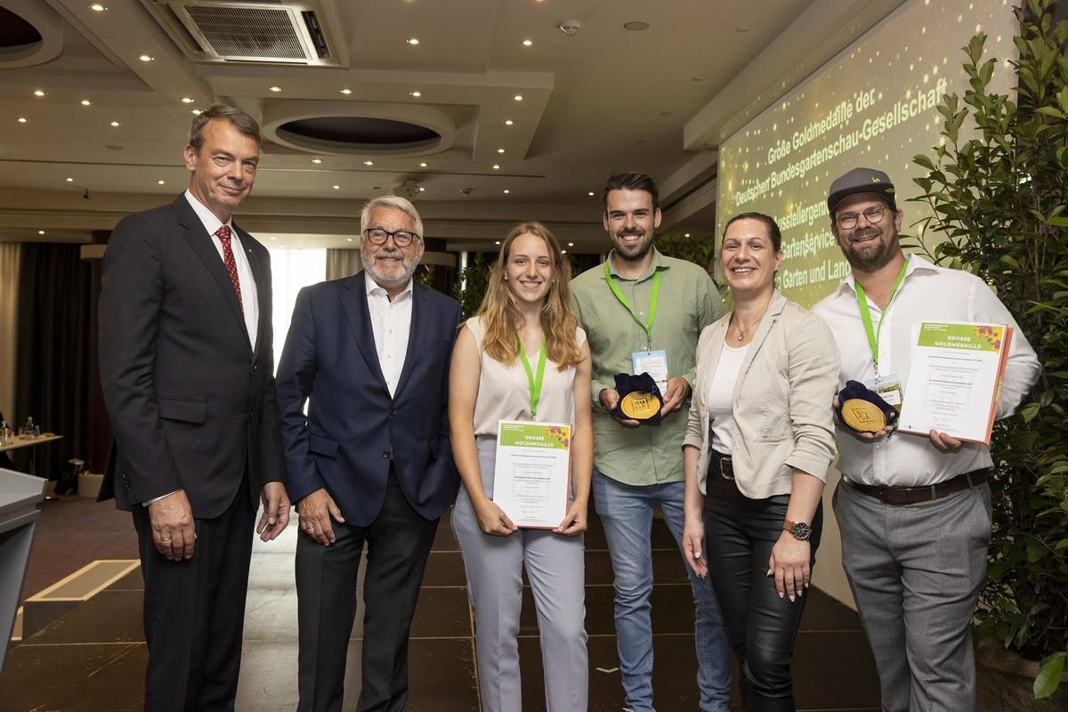 Die „Große Goldmedaille“ der DBG verliehen (v.li.) Lutze von Wurmb und DBG-Geschäftsführer Jochen Sandner gemeinsam mit Lydia Frotscher (2 v. rechts), Ausstellungsbevollmächtigte der BUGA an die Ausstellergemeinschaft ERDA Gartenservice GmbH und Jung Garten und Landschaft für ihren „Grünen Ruhegarten“ auf der BUGA. Die Preisträger waren vertreten durch: Franziska Mann und Sven Ding (Mitte) sowie Geschäftsführer Alexander Jung (rechts). | Foto: Bernhard Kreutzer/BGL