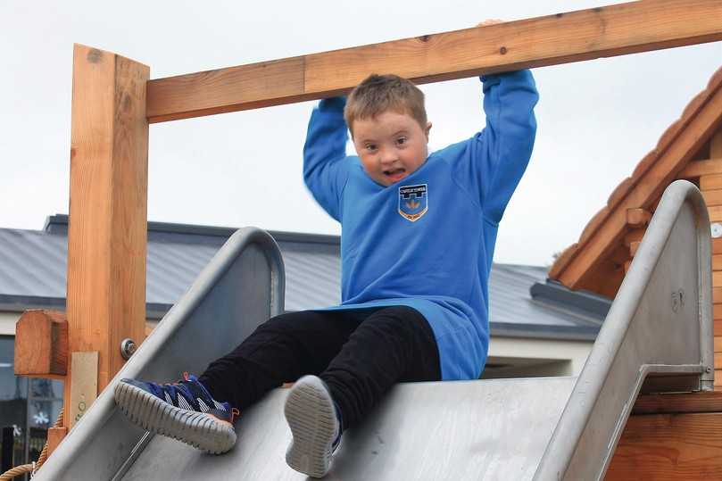 Auf einer adäquat gestalteten Rutsche können alle Kinder Bewegungserfahrungen sammeln. | Foto: Richter Spielgeräte