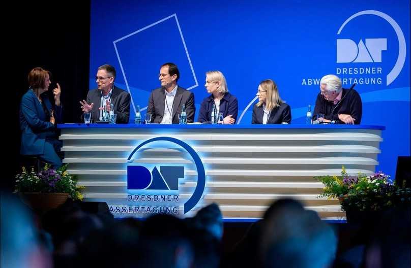 „KARL“-Diskussion mit (v.l.) Moderatorin Gunda Röstel, Dr. Ulrich Meyer, Dr. Rainer Köhler, Dr. Lisa Broß, Dipl.-Geol. Birgit Lange (Referatsleiterin „Siedlungswasserwirtschaft, Grundwasser“ im Sächsischen Staatsministerium für Energie, Klimaschutz, Umwelt und Landwirtschaft) sowie Dr. Claus Gerhard Bannick | Foto: Stadtentwässerung Dresden