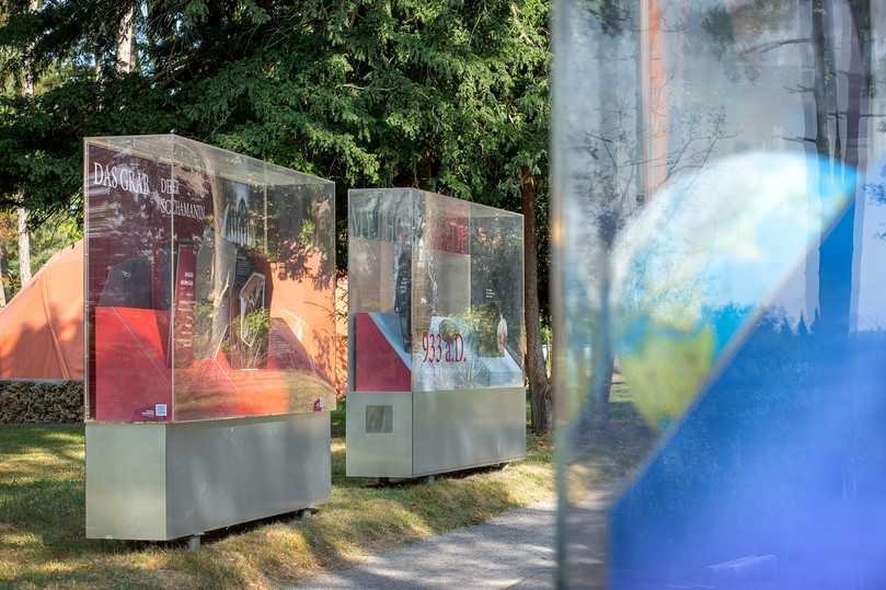 Noch bis Mitte Oktober können Besucher der 5. Sachsen-Anhaltischen Landesgartenschau im Kurpark von Bad Dürrenberg an das Grab der Schamanin treten. | Foto: Colette Dörrwand