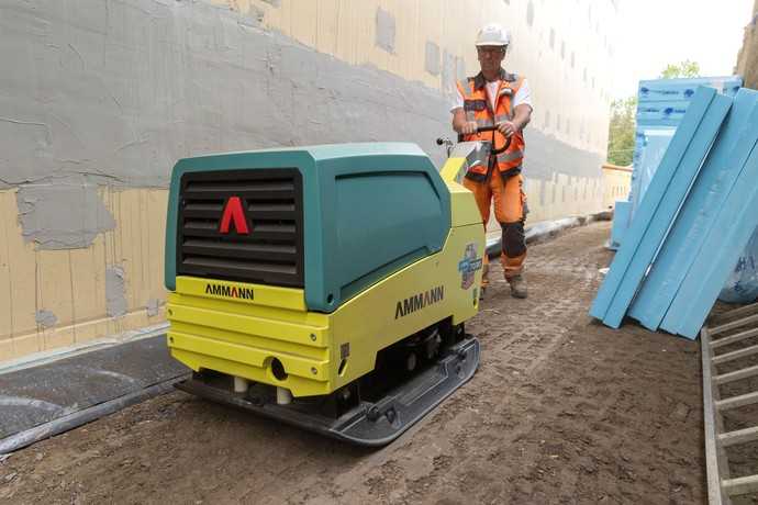 Branchenweit einzigartig ist die vollelektrische, schwere Rüttelplatte eAPH 70/95. | Foto: Ammann