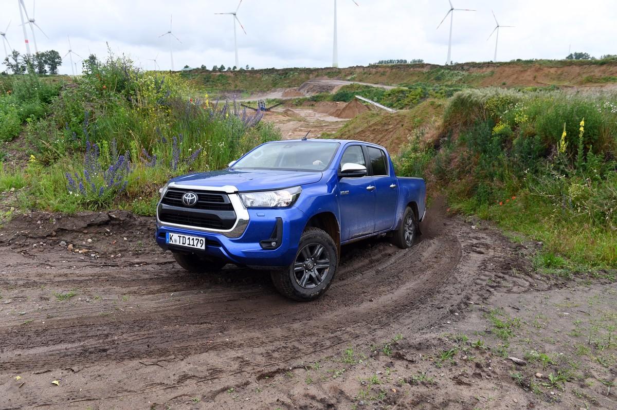 Toyota Hilux in der Kiesgrube unterwegs. | Foto: Frank Hausmann