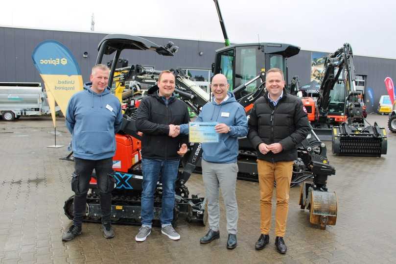 Sieger der Testaktion erhalten Gutschein: (v.l.) Alexander Kerkfeld (Vertrieb K&O), Obergärtner und Gärtnermeister Lukas Gerten, Michael Heming (Bereichsleitung Baumaschinen K&O) und Michael Boland (kaufm. Direktor Wasserburg Anholt). | Foto: Kreitz & Ostermann