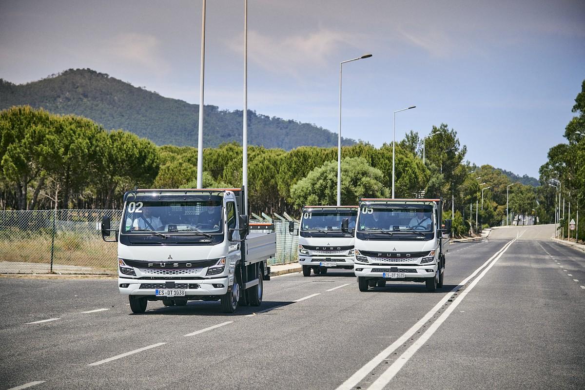 Kleine Kipper-Schau: Die leichten eCanter der „Next Generation“ ziehen während der Fahrvorstellung auf portugiesischen Straßen ihren Bahnen. | Foto: Daimler Truck