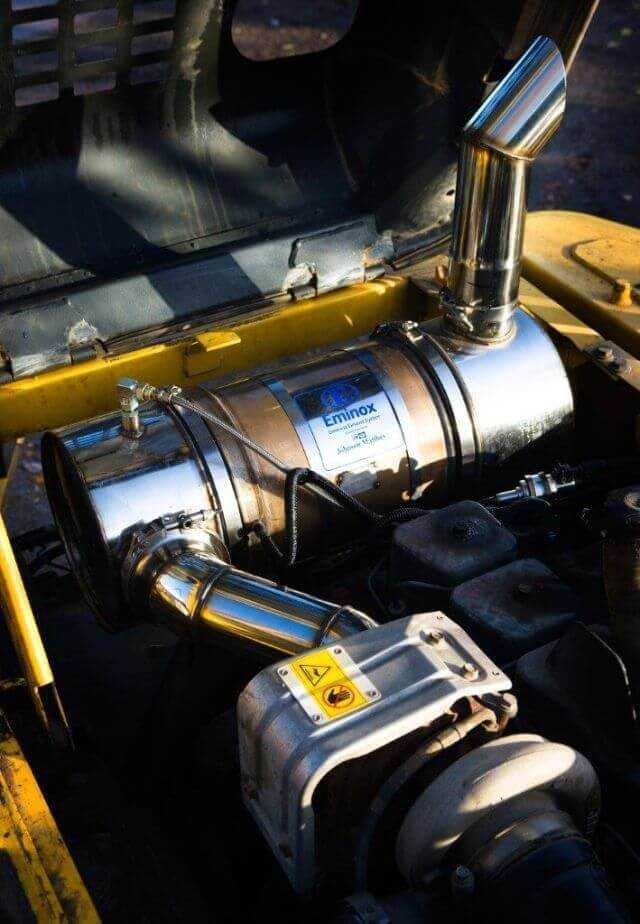 In diesem Komatsu-Kettenbagger wurde der Dieselpartikelfilter anstelle des Original- Schalldämpfers verbaut. Der Einbau erfolgt durch verschiedene Servicepartner, hier zum Beispiel durch den Hersteller Eminox selbst.