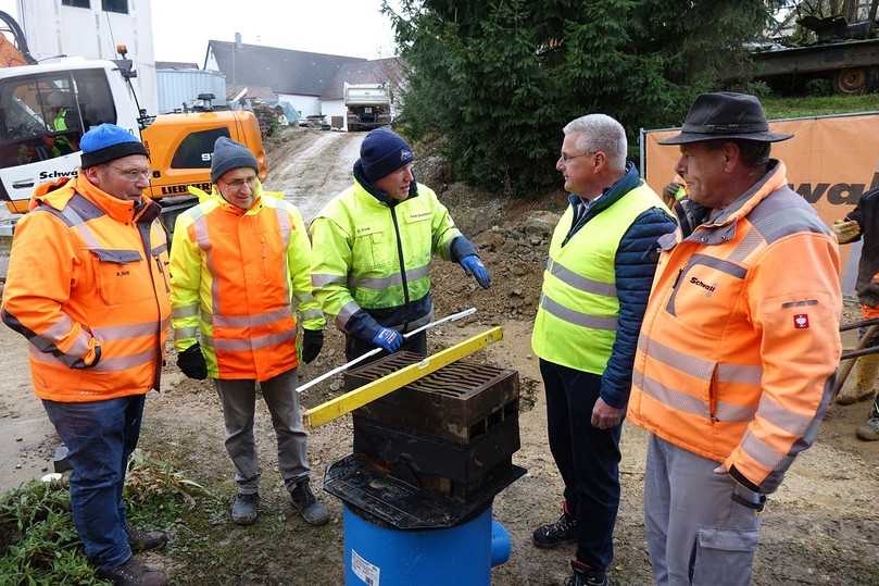 Funke-Anwendungstechniker Udo Frank (Mitte) demonstriert vor Ort, worauf es beim Einbau des Funke-Straßenablaufs ankommt. Mit im Bild zu sehen (v.l.): Rudolf Söll, Bauleiter Schwall Bauunternehmung, Rolf Schmid, Stadt Ehingen/Donau, Funke-Fachberater Gerald Barth, und Armin Herfort, Polier Schwall Bauunternehmung. | Foto: Funke Kunststoffe