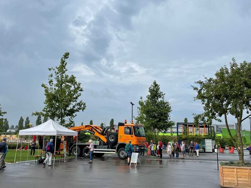 Firma Opitz International Großbaumverpflanzung erweckt Aufmerksamkeit auf der Landesgartenschau Ingolstadt am 25.07.2021. | Foto: Opitz /Bernd Küster