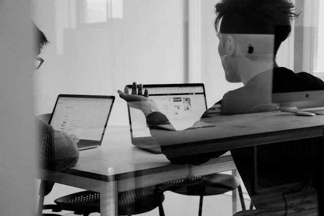 Der Vergabereport 2025 zeigt: Startups und KMU sehen den öffentlichen Sektor überwiegend positiv.