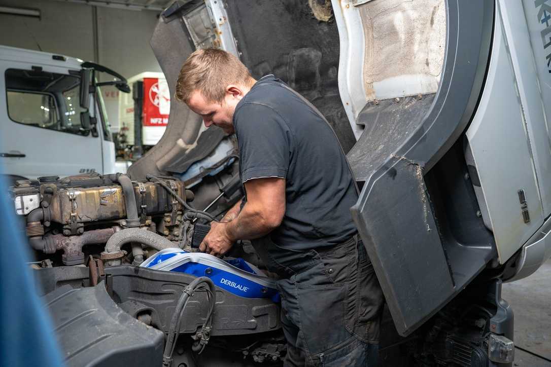 Nufam 2025: Derblaue zeigt Auffangtechnik für den Fahrzeugservice Nufam 2025: Derblaue zeigt Auffangtechnik für den Fahrzeugservice