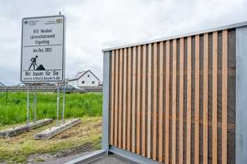 Diese Lärmschutzwand ist aus Hanf und Holz