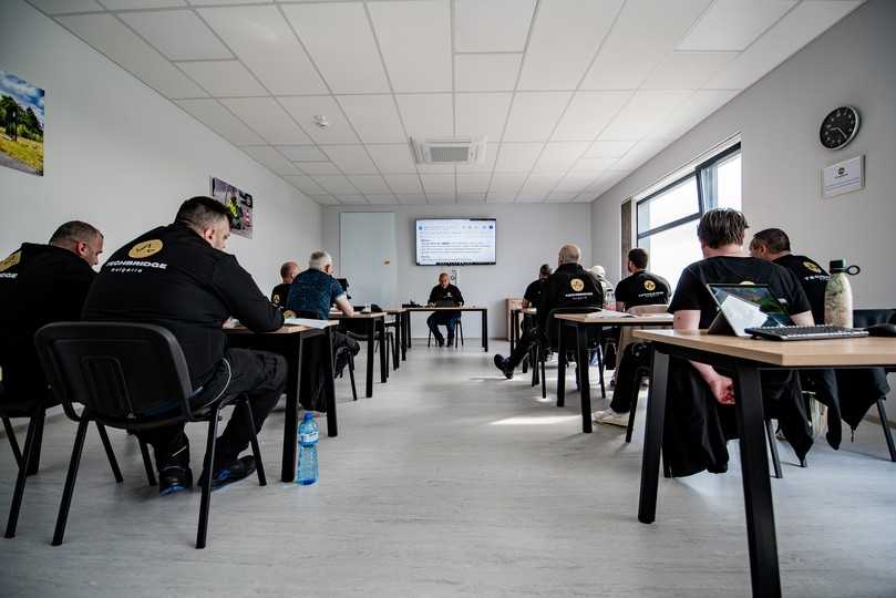 Deutsch für die Baustelle: In täglichen Unterrichtseinheiten lernen die Teilnehmer Fachsprache und theoretische Grundlagen. | Foto: TechBridge Deutsch für die Baustelle: In täglichen Unterrichtseinheiten lernen die Teilnehmer Fachsprache und theoretische Grundlagen. | Foto: TechBridge