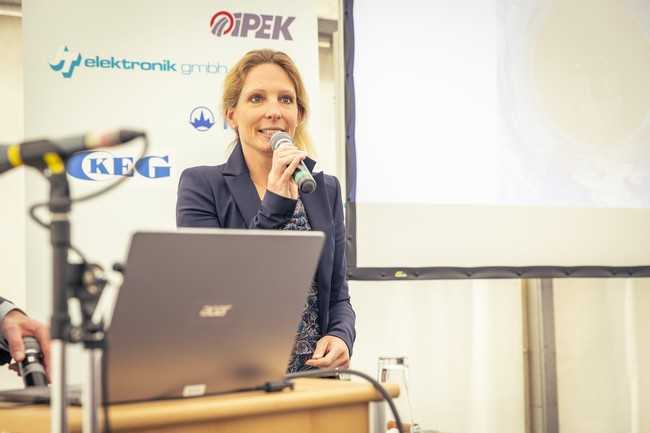 Daniela Fiege vom Stadtbetrieb Abwasserbeseitigung Lünen AöR motivierte Mitarbeiter mit digitalem Arbeiten. | Foto: IKT