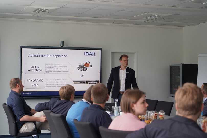 Präsentation der Panorama-Technik, die per Fisheye-Objektiv kugelförmige Kanalaufnahmen für die KI-gestützte Schadensanalyse liefert. | Foto: IBAK Präsentation der Panorama-Technik, die per Fisheye-Objektiv kugelförmige Kanalaufnahmen für die KI-gestützte Schadensanalyse liefert. | Foto: IBAK